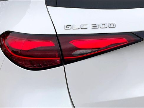 Used 2025 Mercedes-Benz GLC 300 4MATIC image 29