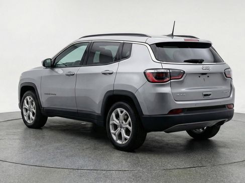 Used 2025 Jeep Compass Latitude image 6