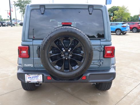 Used 2025 Jeep Wrangler Unlimited Sahara AWD/4WD image 6
