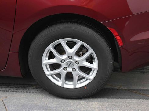 Used 2022 Chrysler Pacifica Touring-L image 5