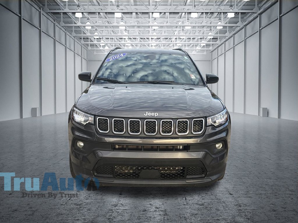 Used 2024 Jeep Compass Latitude AWD/4WD image 2