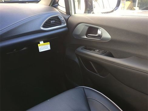 New 2026 Chrysler Pacifica Limited w/ Uconnect Theater Family Group image 23