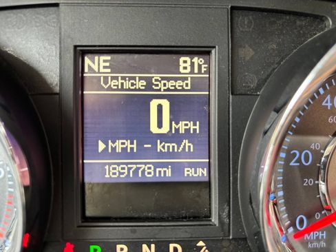 Used 2016 Chrysler Town & Country Touring FWD image 33
