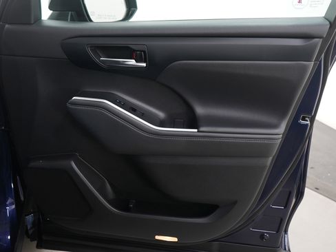 Used 2022 Toyota Highlander XLE image 11