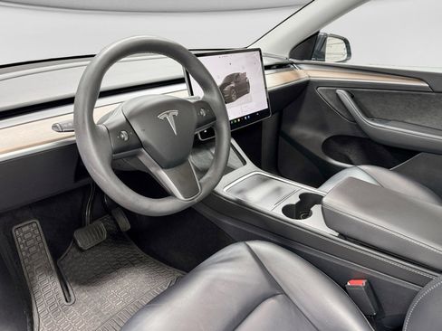Used 2025 Tesla Model Y Long Range image 16