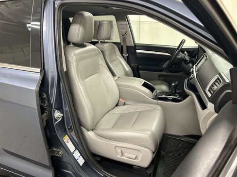 Used 2018 Toyota Highlander XLE AWD/4WD image 25