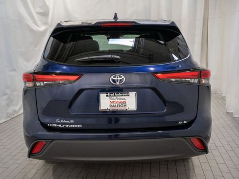 Used 2021 Toyota Highlander XLE image 4