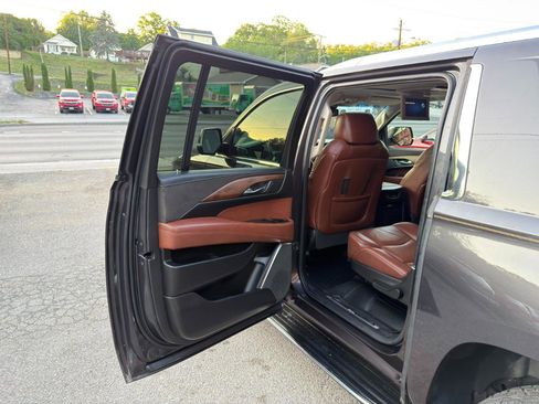 Used 2016 Cadillac Escalade ESV Luxury AWD/4WD image 13