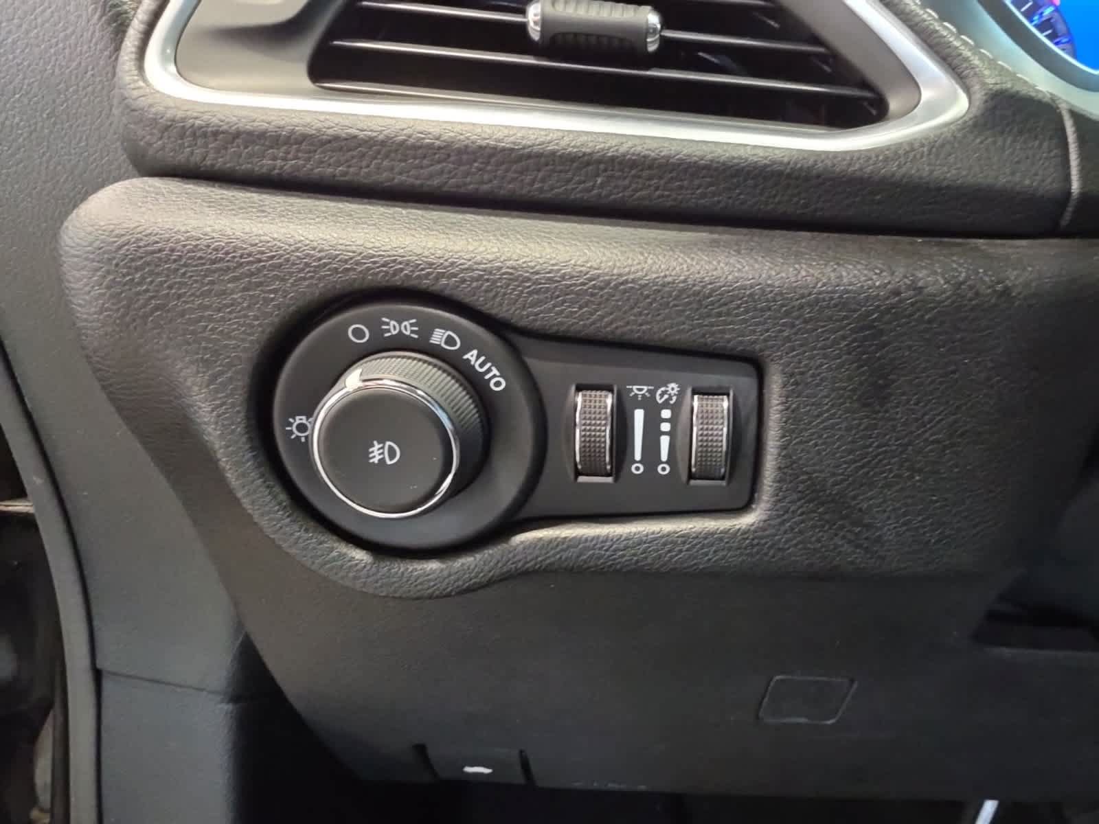 Used 2021 Chrysler Pacifica Limited AWD/4WD image 22
