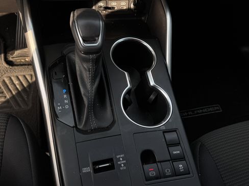 Used 2023 Toyota Highlander LE image 23