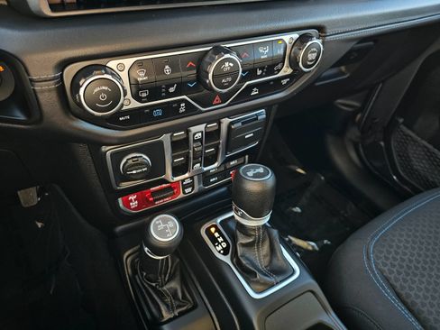 Used 2025 Jeep Wrangler Unlimited Rubicon 4xe w/ Convenience Group AWD/4WD image 40
