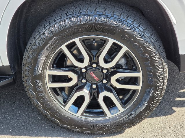 Used 2024 GMC Yukon AT4 AWD/4WD image 15