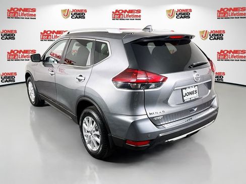 Used 2019 Nissan Rogue SV image 2