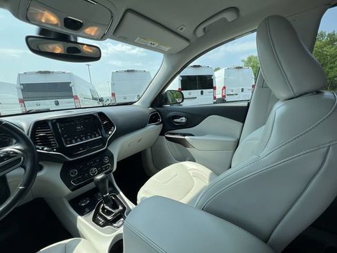 Used 2019 Jeep Cherokee Limited AWD/4WD image 11