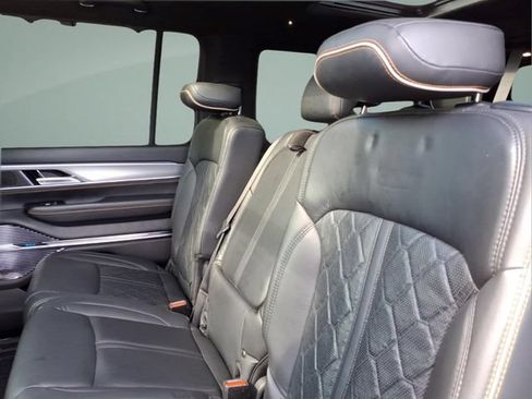 Used 2022 Jeep Grand Wagoneer Series III w/ Rear Seat Video Group 1 AWD/4WD image 16