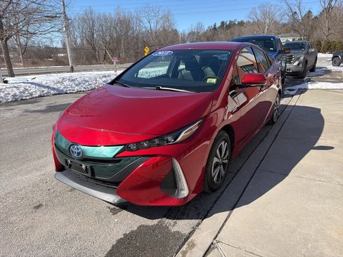 Used 2018 Toyota Prius Prime Premium image 3