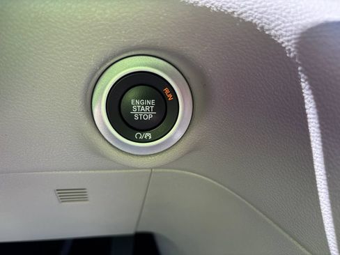Used 2024 Chrysler Pacifica Touring-L FWD image 26