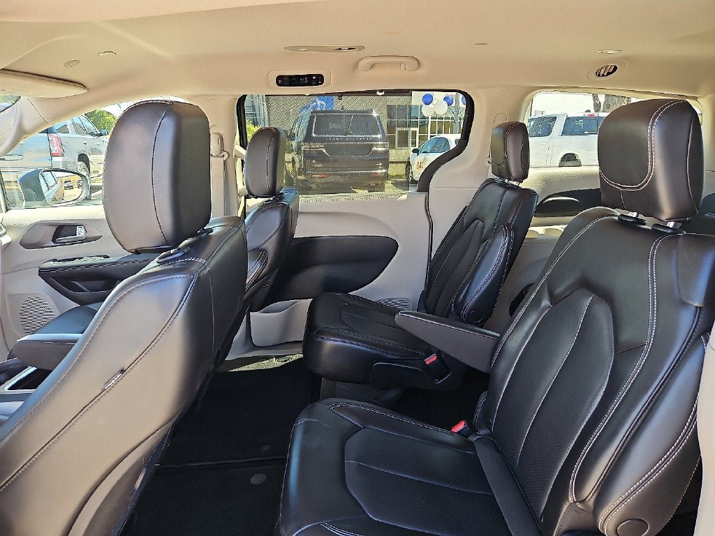 Used 2023 Chrysler Pacifica Touring-L FWD image 14