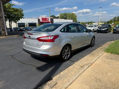 Used 2014 Ford Focus SE w/ Equipment Group 201A FWD image 7