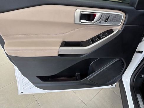 Used 2023 Ford Explorer Limited image 12