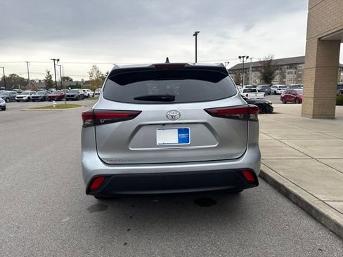 Used 2024 Toyota Highlander LE image 3