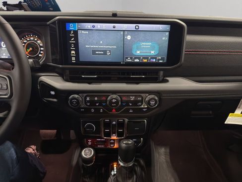 Used 2024 Jeep Wrangler Rubicon w/ Convenience Group image 32