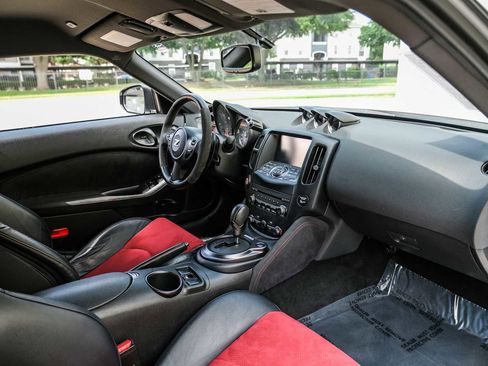 Used 2020 Nissan 370Z NISMO RWD image 15