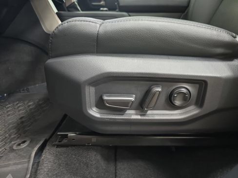 Used 2024 Toyota Tundra Limited AWD/4WD image 32