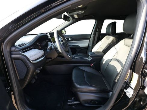 Used 2023 Jeep Compass Latitude AWD/4WD image 13