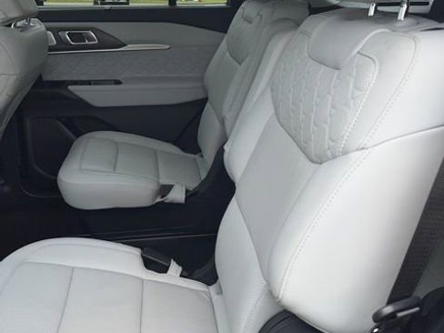 Used 2025 Ford Explorer Platinum w/ Ultimate Package image 28