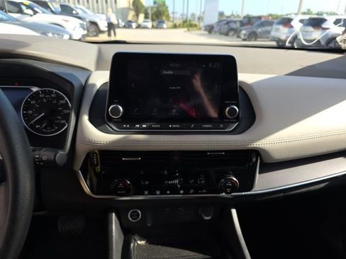 Used 2023 Nissan Rogue SV image 17