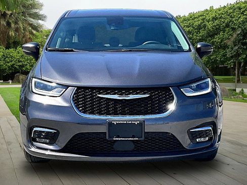 Used 2023 Chrysler Pacifica Touring-L image 3