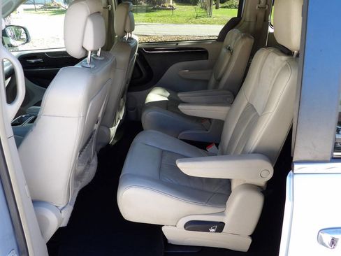 Used 2012 Chrysler Town & Country Limited w/ Luxury Group image 22