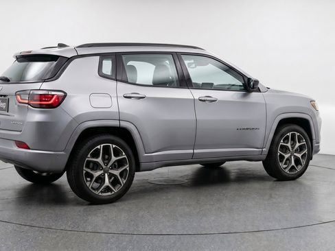 Used 2025 Jeep Compass Limited AWD/4WD image 9