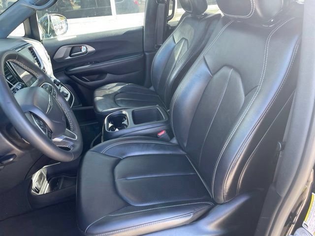 Used 2025 Chrysler Pacifica Select FWD image 11