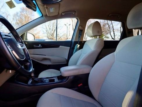 Used 2019 Kia Sorento LX w/ LX Convenience Package image 16