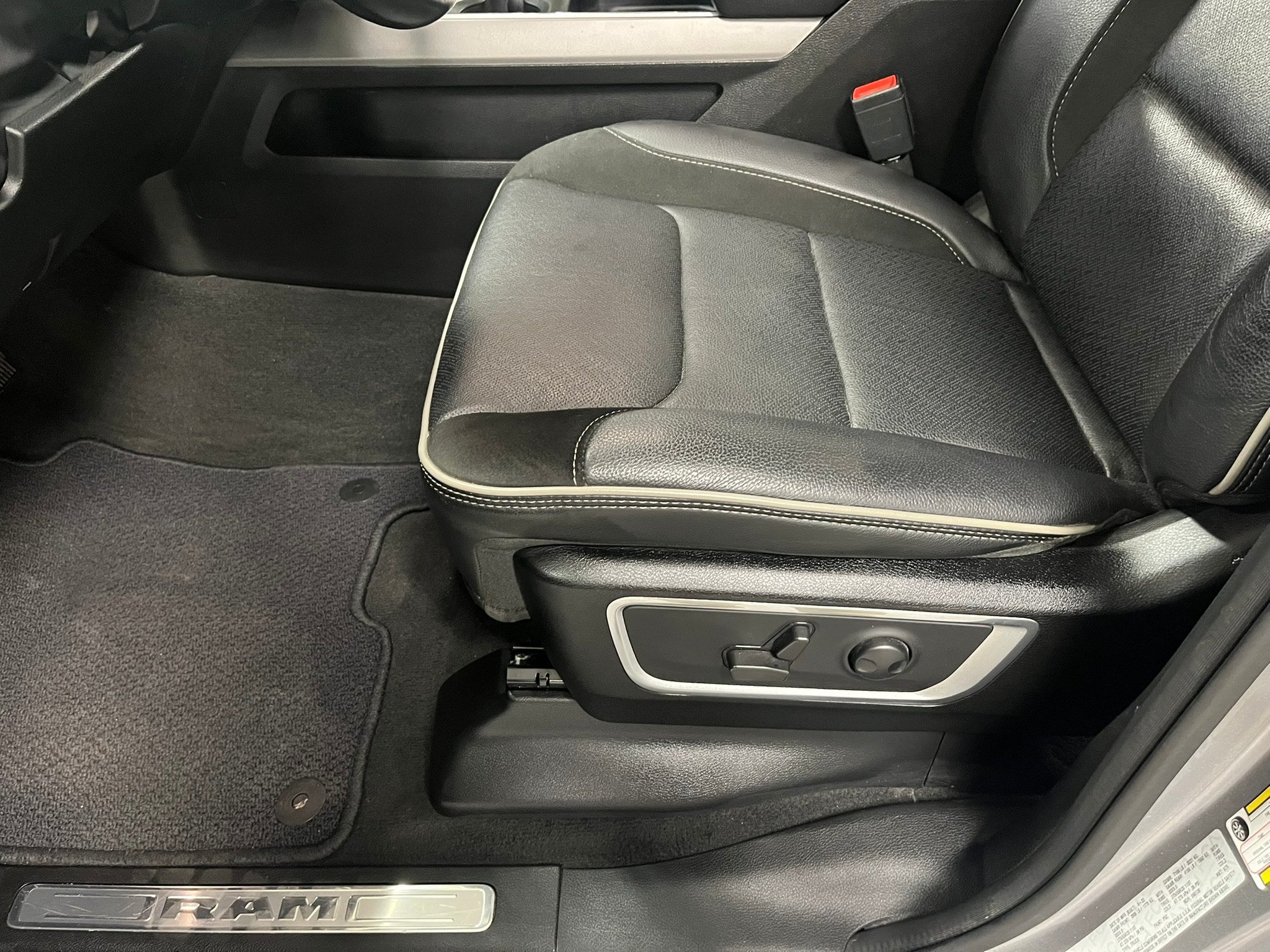Used 2022 RAM 1500 Laramie w/ Sport Appearance Package AWD/4WD image 14