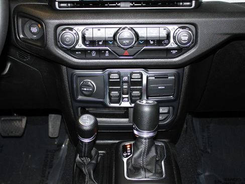 Certified 2025 Jeep Wrangler Sport S image 18