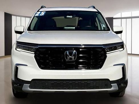 Used 2025 Honda Pilot Touring image 2