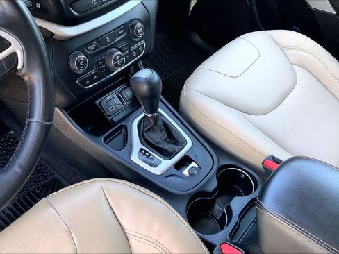 Used 2018 Jeep Cherokee Limited FWD image 15