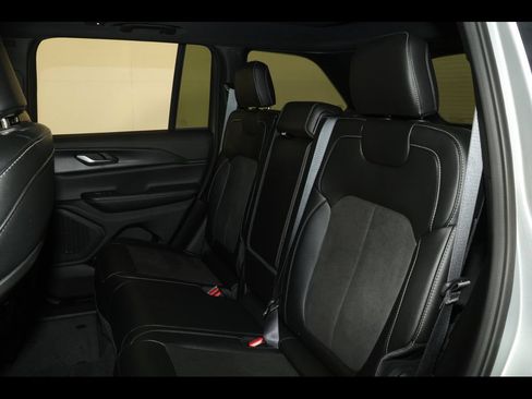 Used 2024 Jeep Grand Cherokee Altitude AWD/4WD image 15