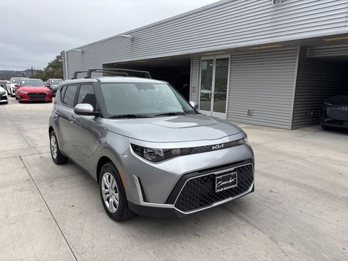 Used 2025 Kia Soul LX image 3