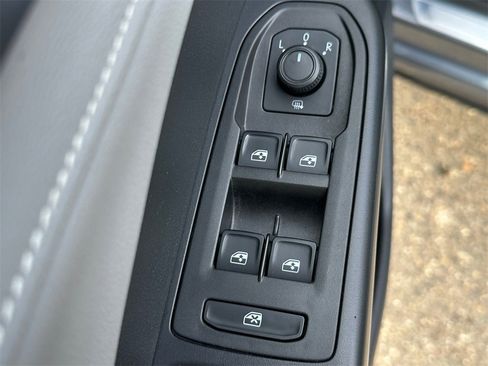 Used 2024 Volkswagen Taos SE image 21