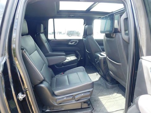 Used 2023 Chevrolet Suburban Premier w/ Advanced Technology Package image 5