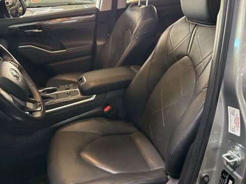 Used 2023 Toyota Highlander Platinum image 6