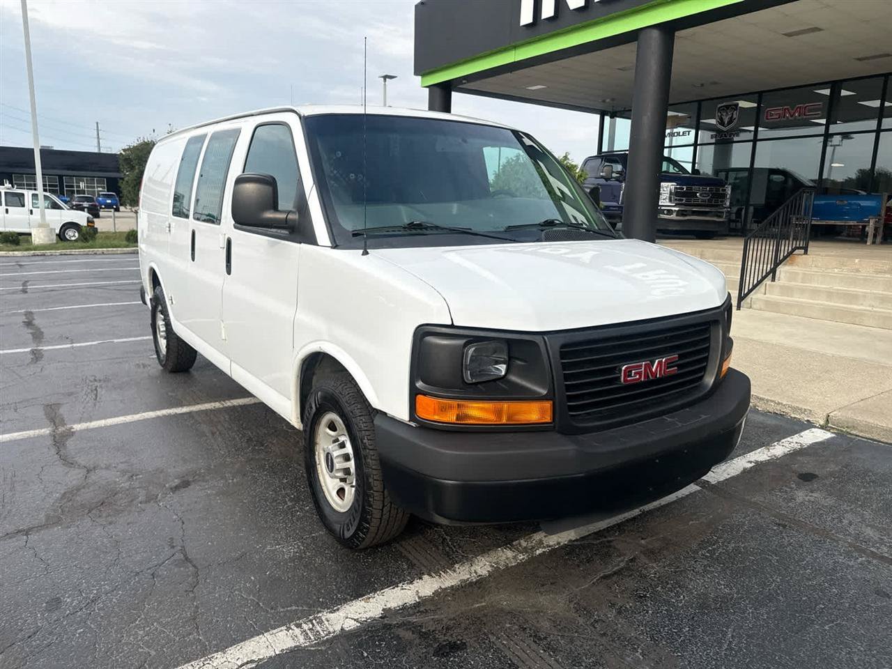 Used 2014 GMC Savana 3500 RWD image 2