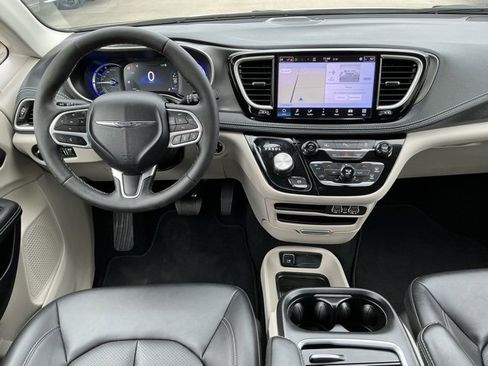 Used 2024 Chrysler Pacifica Select image 8