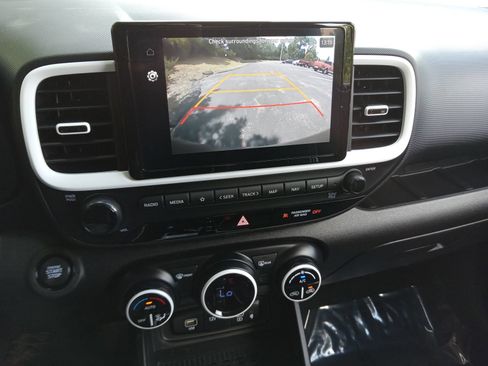 Used 2024 Hyundai Venue Limited FWD image 16