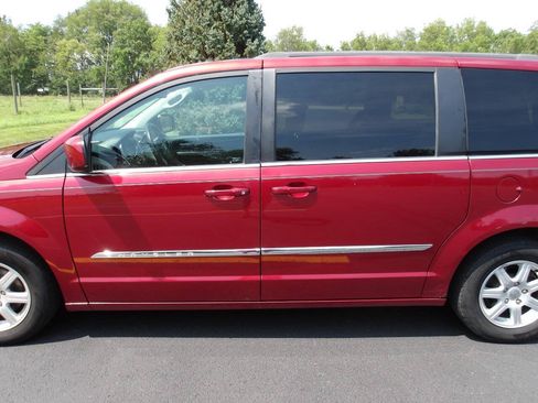 Used 2011 Chrysler Town & Country Touring FWD image 33