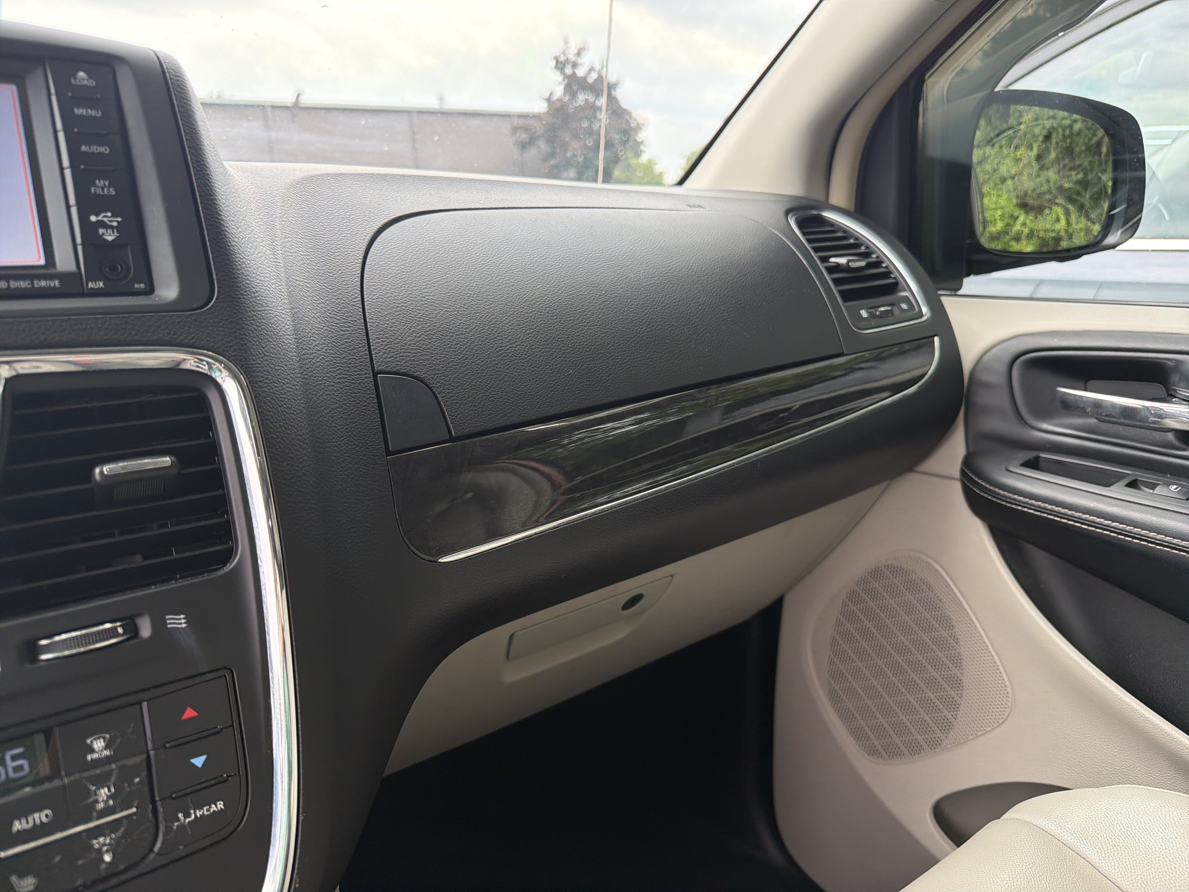 Used 2014 Chrysler Town & Country Touring-L w/ Driver Convenience Group FWD image 17